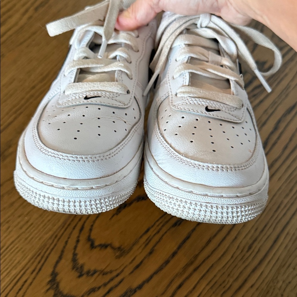 Nike Kids Air Force 1LV8 size 5Y - Picture 6 of 8